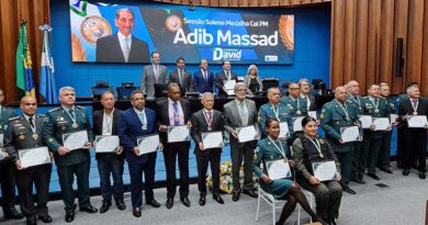 Deputado Caravina homenageia profissionais da Segurança Pública com Medalha Adib Massad