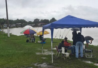 Dourados: Garoa não impede e famílias comparecem no Parque Antenor Martins para pesca