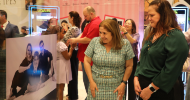 Famílias transformadas pela adoção prestigiam lançamento de exposição fotográfica do TJMS