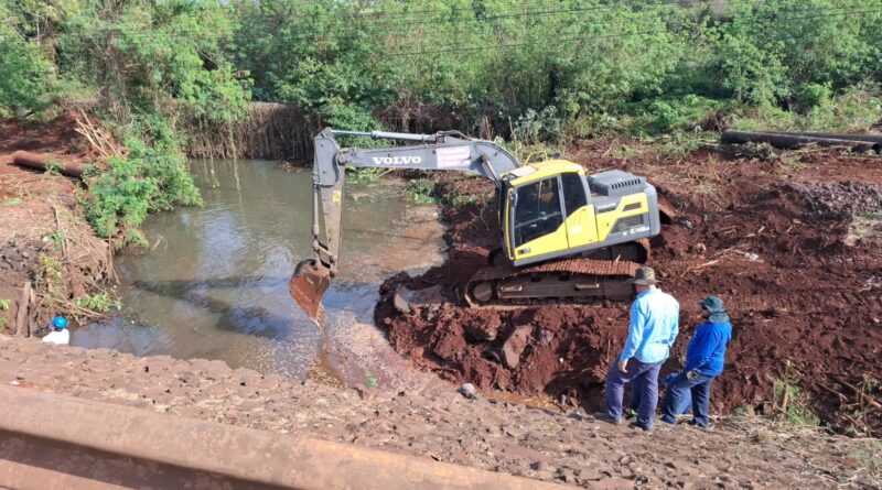 Sanesul trabalha para restabelecer abastecimento após rompimento de adutora em Dourados