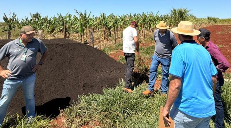 Agricultura sustentável: Pequenos produtores de Vicentina recebem adubo orgânico
