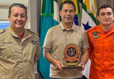 Corpo de Bombeiros homenageia prefeito de Vicentina por apoio ao trabalho da corporação