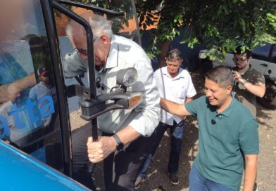 Vicentina faz entrega oficial de mais um maquinário para suporte à agricultura familiar