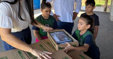 Com admiração e encantamento, estudantes recebem material escolar em Vicentina