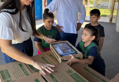 Com admiração e encantamento, estudantes recebem material escolar em Vicentina