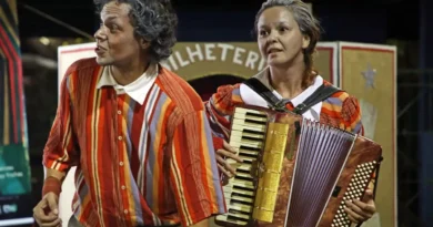 Valorizando a pessoa idosa, Carreta da Cultura estaciona hoje em Vicentina com teatro para toda família
