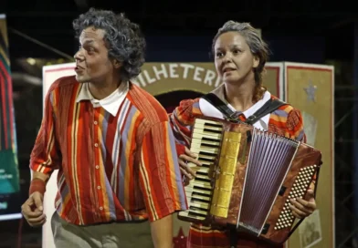 Valorizando a pessoa idosa, Carreta da Cultura estaciona hoje em Vicentina com teatro para toda família