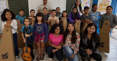 Com aulas de violão, gestão de Vicentina faz ecoar um novo som no distrito de Vila Rica