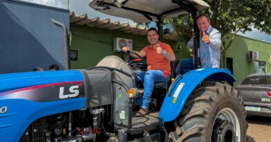 Ajuda em campo: Vicentina entrega mais um trator para apoiar quem produz