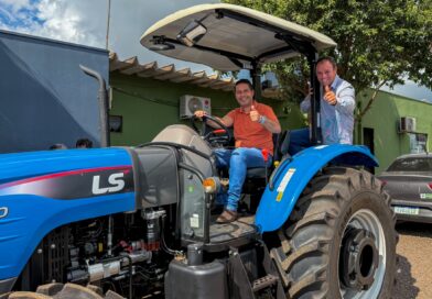 Ajuda em campo: Vicentina entrega mais um trator para apoiar quem produz