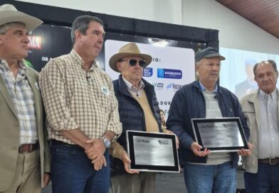 Dourados: Walter Carneiro e Kito Andrade foram homenageados na abertura da feira agropecuária