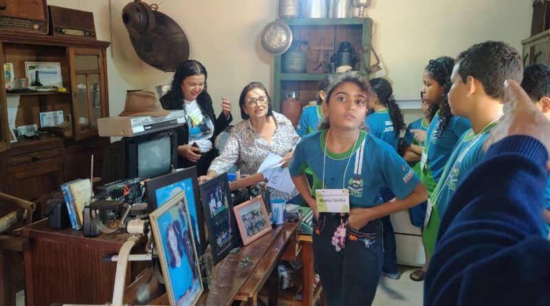 Em Jateí, prefeita e estudantes conhecem “Sala da Memória” do Sítio São Pedro