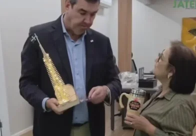 Jateí: Prefeita Cileide Cabral entrega convite ao governador Eduardo Riedel para Festa da Fogueira