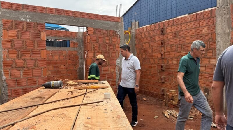 Em Vicentina, prefeito visita canteiros de obras e destaca investimentos para atender as pessoas