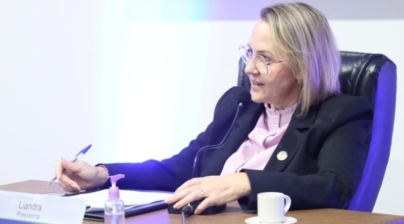 Liandra pede ampliação de linha de ônibus para atender Delegacia da Mulher