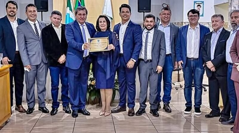Solenidade em Vicentina homenageou conselheiro do TCE e atraiu lideranças políticas da região