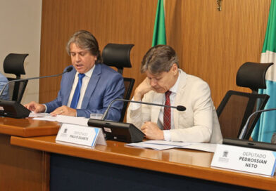 Deputado Caravina faz parecer técnico e sessão da CCJ expõe embate entre interesse público e resistência corporativa