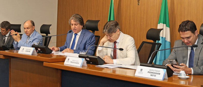 Deputado Caravina faz parecer técnico e sessão da CCJ expõe embate entre interesse público e resistência corporativa
