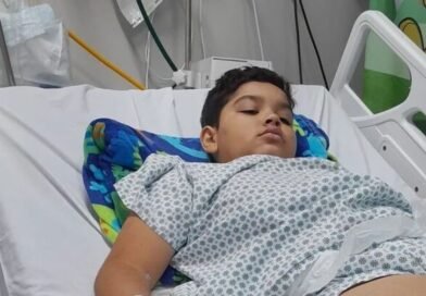 Família faz campanha para ajudar menino de 8 anos após 10 cirurgias