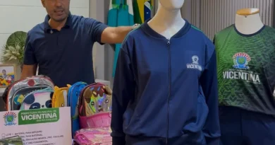 Em Vicentina, famílias agradecem gestão pela entrega de uniformes completos para estudantes