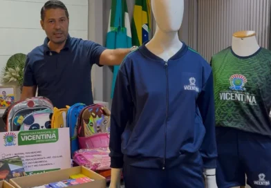 Em Vicentina, famílias agradecem gestão pela entrega de uniformes completos para estudantes