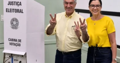 Fazendo V de vitória, Reinaldo Azambuja vota em Campo Grande e disputa vaga no Senado
