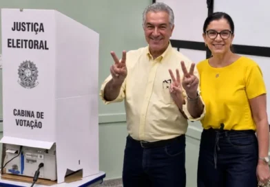 Fazendo V de vitória, Reinaldo Azambuja vota em Campo Grande e disputa vaga no Senado