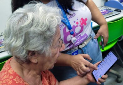 Oficina de inclusão digital ensina pessoas idosas a usar a internet com mais segurança