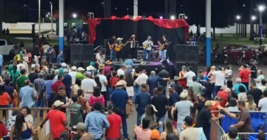 Feira de sexta em Vicentina tem animação de Mazinho e Luciano para embalar o som no ambiente